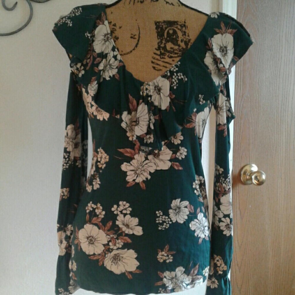 Soprano floral shoulder cutout top NWOT